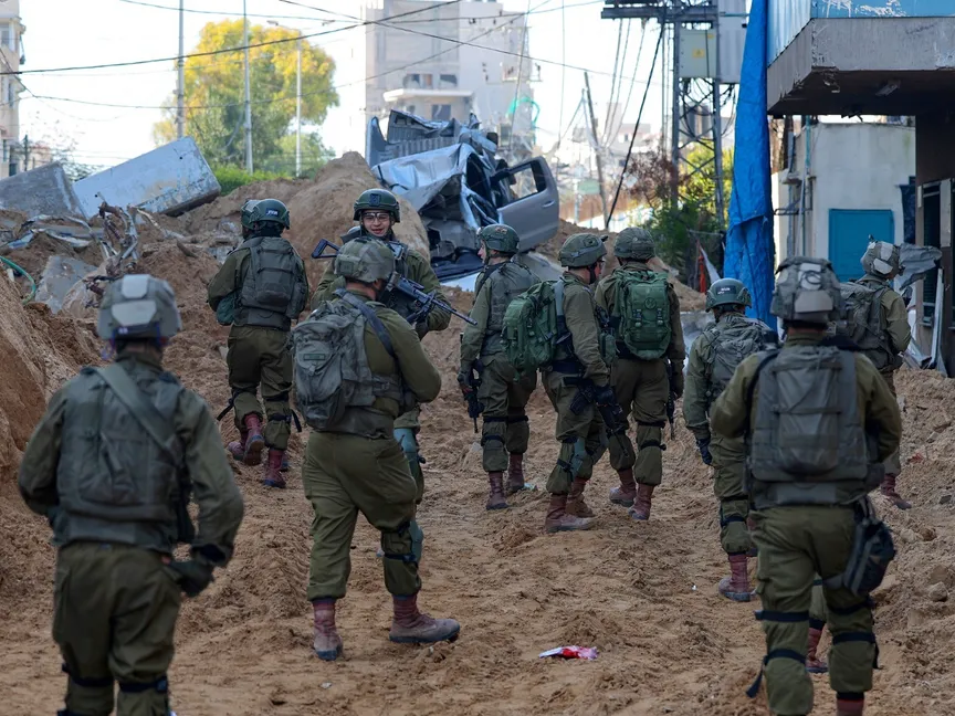 صورة نشرها الجيش الإسرائيلي لجنود في مدينة غزة. 8 فبراير 2024 - AFP