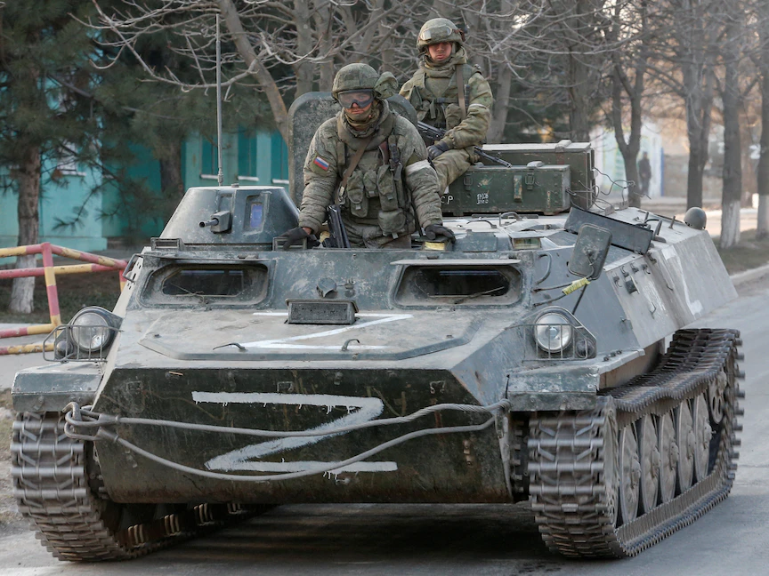 جنود من القوات الموالية لروسيا فوق عربة مدرعة عليها رمز "Z" في دونيتسك - شرق أوكرانيا - 25 مارس 2022 - REUTERS
