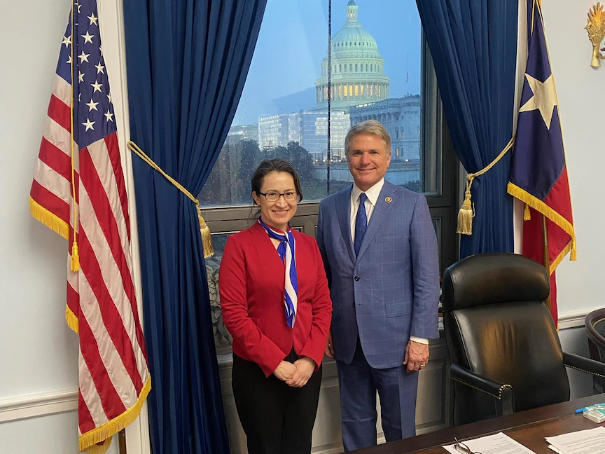 النائب الجمهوري بمجلس النواب الأميركي مايك ماكول خلال لقاءه مبعوثة تايوان لدى الولايات المتحدة هسياو بي خيم، الكابيتول - 26 يناير 2023 - Twitter@RepMcCaul