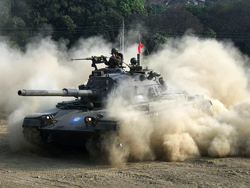 دبابة M48H تابعة للجيش التايواني خلال تدريبات روتينية في قاعدة عسكرية بمقاطعة كاوشيونج جنوب تايوان. 4 فبراير 2002 - REUTERS