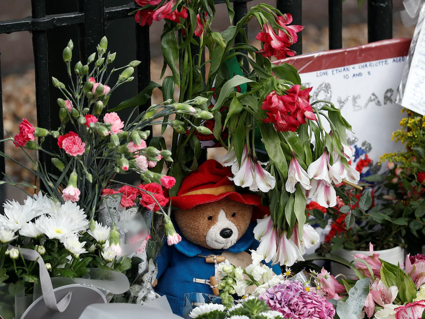 دمية دب تركها أحد الزوار على سور قصر وندسور في بريطانيا - 12 سبتمبر 2022 - REUTERS