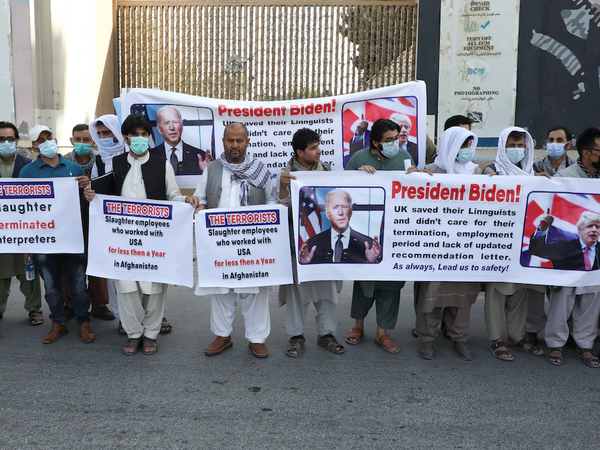 مترجمون أفغان سابقون عملوا مع القوات الأميركية يحملون لافتات خلال تظاهرة أمام السفارة الأميركية في كابول، 25 يونيو 2021 - REUTERS