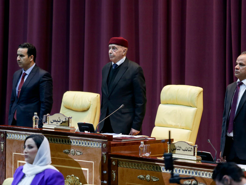 رئيس البرلمان الليبي عقيلة صالح (وسط) خلال جلسة لمناقشة الموافقة على الحكومة- 8 مارس 2021 - REUTERS