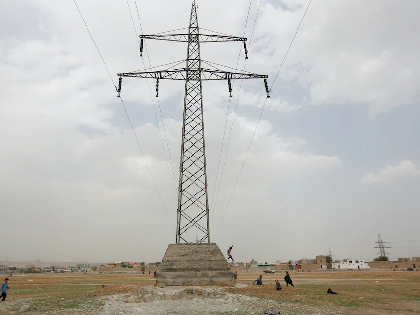 أطفال يلعبون تحت أحد أبراج الكهرباء في كابول. - REUTERS