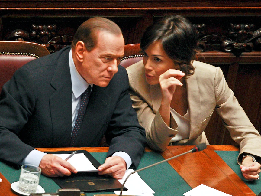 وزيرة التماسك الإقليمي الإيطالية مارا كارفانيا تتحدث إلى رئيس الوزراء الإيطالي السابق سيلفيو برلسكوني في البرلمان بروما. 22 يونيو 2011 - REUTERS