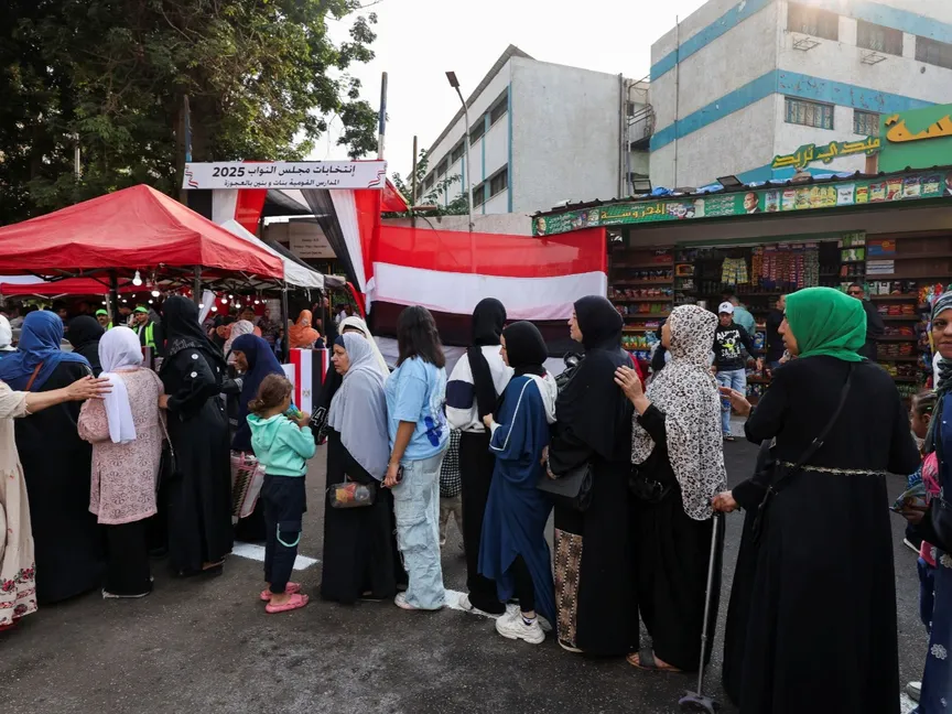 ناخبات ينتظرن الإدلاء بأصواتهن في المرحلة الأولى من الانتخابات البرلمانية بمحافظة الجيزة، مصر. 10 نوفمبر 2025 - REUTERS