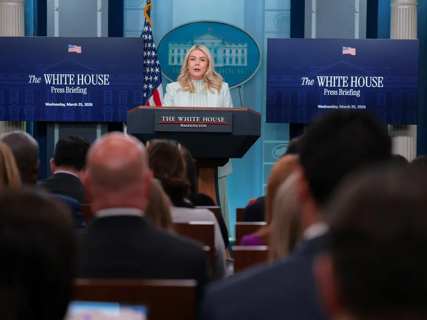 المتحدثة باسم البيت الأبيض كارولين ليفيت خلال الإفادة اليومية بالبيت الأبيض. 25 مارس 2026 - REUTERS