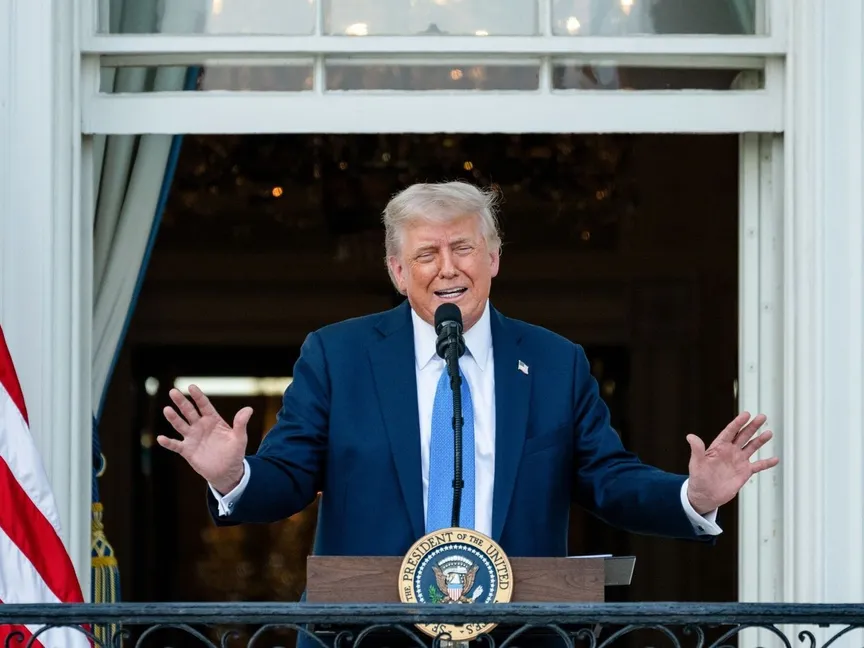 الرئيس الأميركي دونالد ترمب يتحدث من شرفة ترومان في الحديقة الجنوبية للبيت الأبيض. 4 يونيو 2025. - Bloomberg