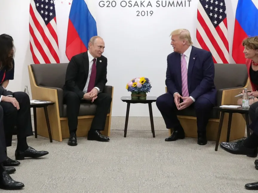 الرئيس الروسي فلاديمير بوتين والرئيس الأميركي دونالد ترمب في اجتماع على هامش قمة مجموعة العشرين في أوساكا باليابان. 28 يونيو 2019 - REUTERS