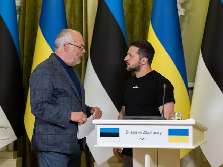 الرئيس الأوكراني فولوديمير زيلينسكي بجانب نظيره الإستوني آلار كاريس في مؤتمر صحافي بالعاصمة الأوكرانية كييف. 2 يونيو 2023 - REUTERS