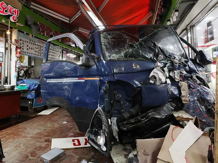 صورة متداولة على منصة "إكس" لحادث الدهس في كوريا الجنوبية. 13 نوفمبر 2025 - @upuknews1