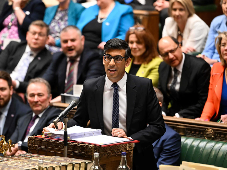 رئيس الوزراء البريطاني ريشي سوناك يتحدث خلال جلسة استجواب أسبوعية بمجلس العموم في لندن. 8 فبراير 2023 - AFP