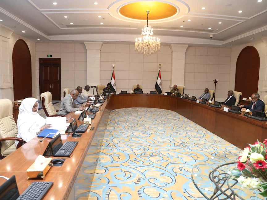 جانب من الاجتماع الطارئ لمجلس الأمن والدفاع السوداني، برئاسة رئيس مجلس السيادة الانتقالي عبد الفتاح البرهان، 25 أبريل 2022 - Twitter/@TSC_SUDAN