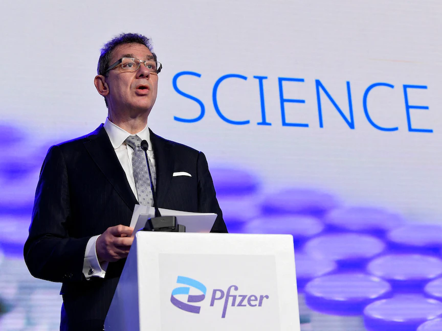 الرئيس التنفيذي لشركة "فايزر" ألبرت بورلا - REUTERS