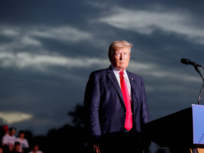 الرئيس الأميركي السابق دونالد ترمب خلال خطاب له في ساراسوتا بولاية فلوريدا - REUTERS