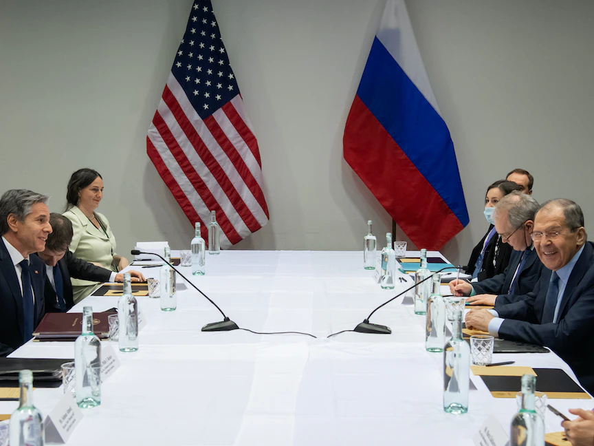 وزير الخارجية الأميركي أنتوني بلينكن خلال لقائه مع نظيره الروسي سيرغي لافروف في ريكيافيك، أيسلندا، 19 مايو 2021. - REUTERS
