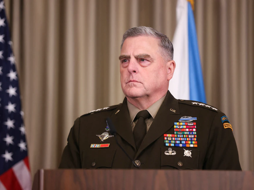 رئيس هيئة الأركان المشتركة الأميركية مارك ميلي خلال المؤتمر الصحافي عقب اجتماع مجموعة الاتصال الدفاعية الأوكرانية في قاعدة رامشتاين الأميركية في مدينة رامشتاين الألمانية، 8 سبتمبر 2022. - REUTERS