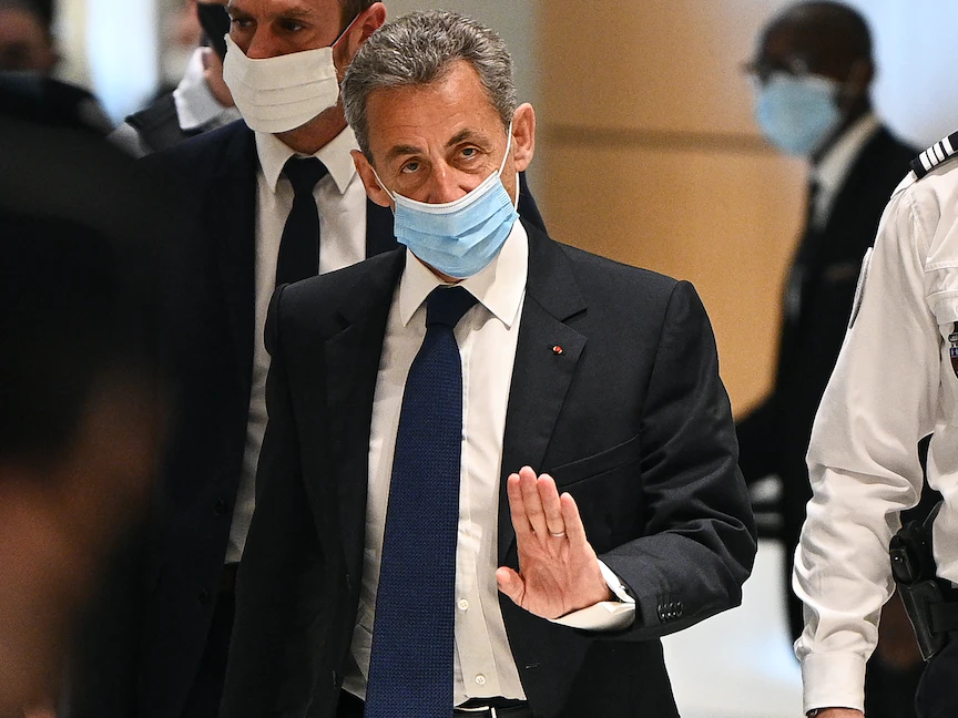 الرئيس الفرنسي السابق نيكولا ساركوزي يصل إلى محكمة باريس للاستماع إلى الحكم النهائي- 1 مارس 2021. - AFP