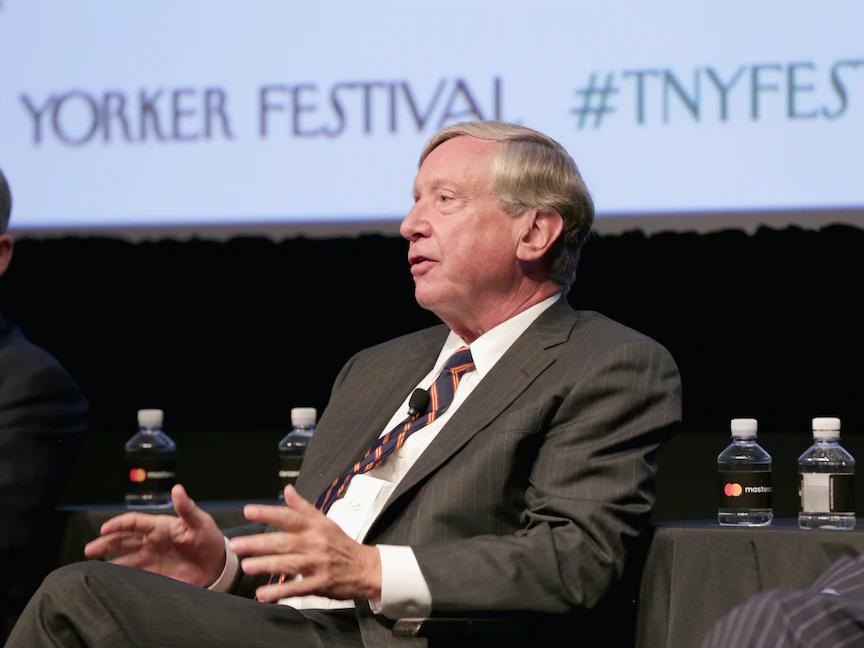 المؤرخ شون ويلنتز الذي شارك في إعداد الرسالة التي تطالب بعزل الرئيس الأميركي دونالد ترمب، خلال ندوة عن الأخير في نيويورك - 8 أكتوبر 2016 - AFP