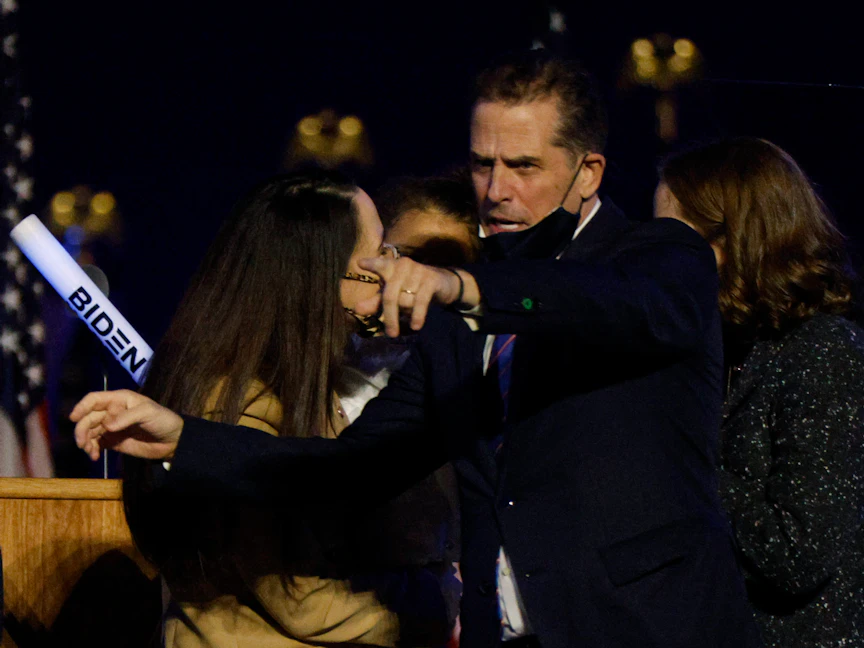 هانتر بايدن، نجل الرئيس الأميركي المنتخب جو بايدن، يحتفل في ديلاوير بعد إعلان فوز والده على الرئيس دونالد ترمب في انتخابات الرئاسة - 7 نوفمبر 2020 - REUTERS