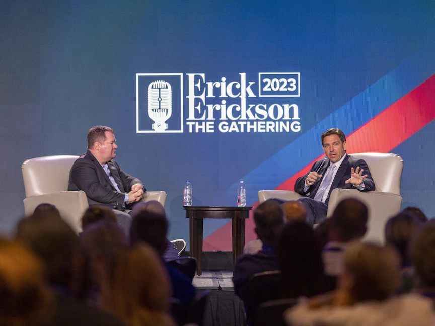 حاكم فلوريدا والمرشح المحتمل للرئاسة الأميركية رون ديسانتيس خلال حوار مع الإعلامي المحافظ إريك إريكسون في أتلانتا بولاية جورجيا. 18 أغسطس 2023 - Bloomberg