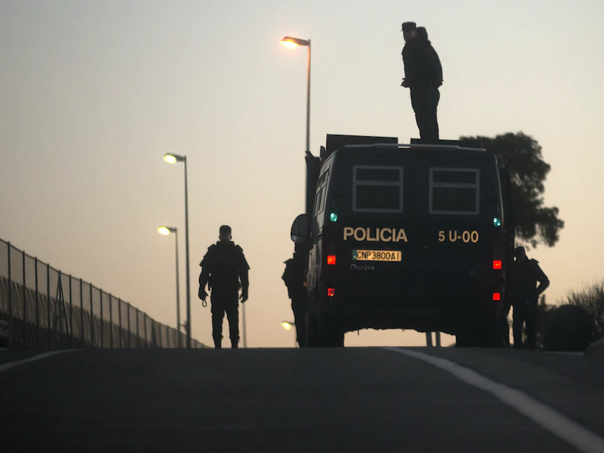 شرطة مكافحة الشغب الإسبانية تسيّر دوريات على طول السياج الفاصل بين المغرب وجيب مليلية الخاضع للسيطرة الإسبانية وسط أزمة مهاجرين -24 مارس 2014 - REUTERS