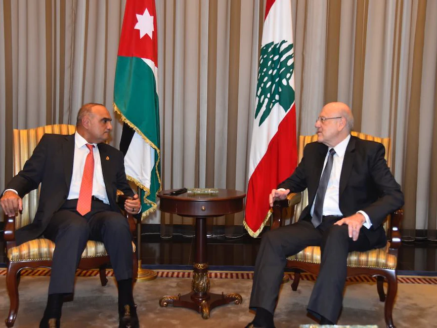 رئيس الوزراء اللبناني نجيب ميقاتي خلال استقبال نظيره الأردني بشر الخصاونة في بيروت - 29 سبتمبر 2021 - الوكالة الوطنية للإعلام اللبنانية