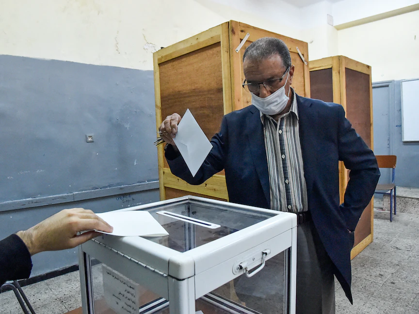 رجل جزائري يدلي بصوته داخل مركز اقتراع في العاصمة الجزائر خلال التصويت على تعديل الدستور في 1 نوفمبر 2020 - AFP