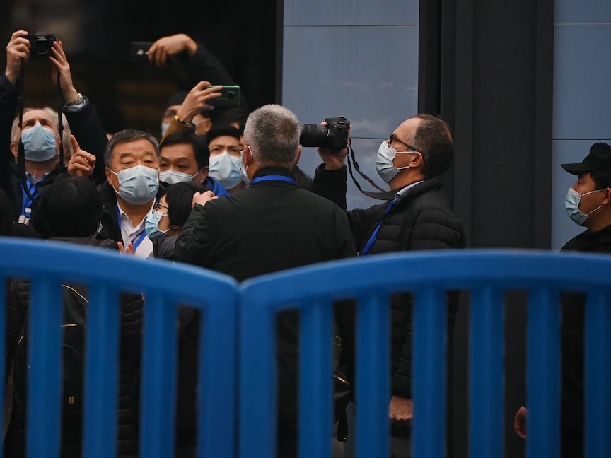 فريق منظمة الصحة العالمية أثناء زيارته لسوق ووهان خلال التحقيق في منشأ فيروس كورونا - 31 يناير 2021 - AFP