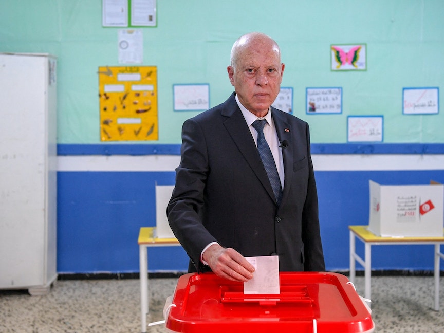 الرئيس التونسي يصوت في انتخابات البرلمان وينتقد نظام الاقتراع "البائد"