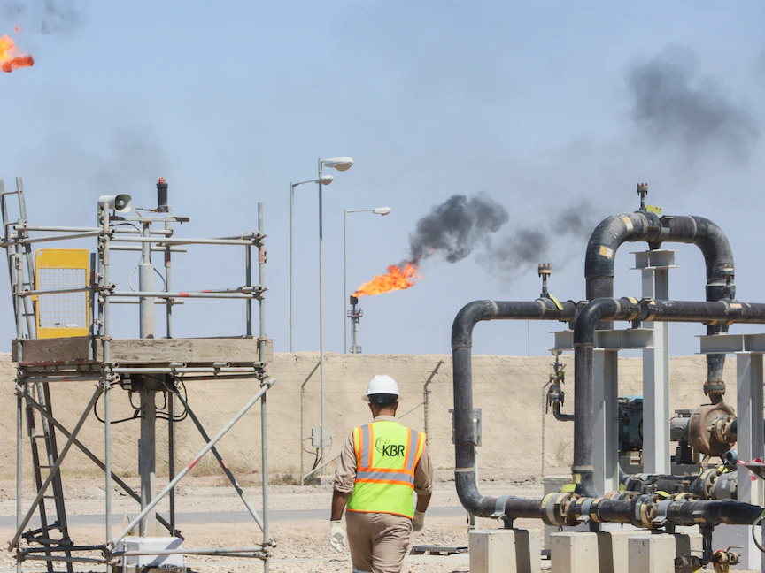 عامل في حقل نفط "مجنون" قرب مدينة البصرة العراقية- 27 مارس 2022 - REUTERS