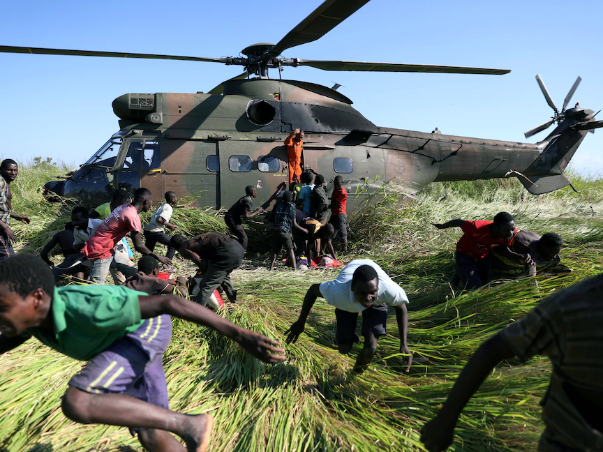 طائرة تابعة لجيش جنوب إفريقيا في مهمة إنسانية في موزمبيق - REUTERS