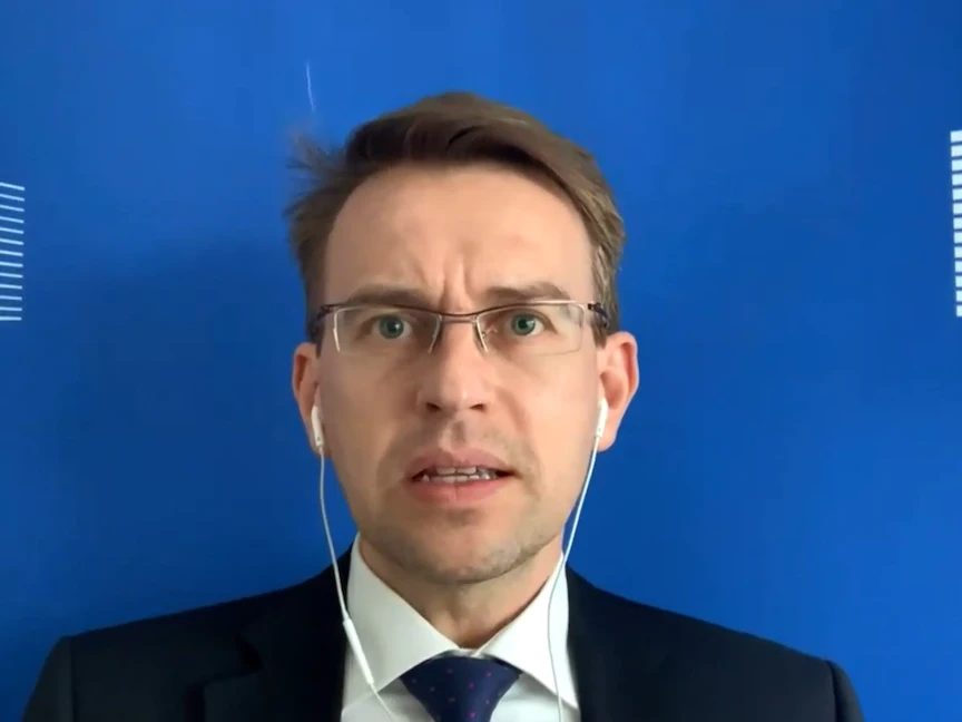 المتحدث باسم الاتحاد الأوروبي للشؤون الخارجية والأمنية بيتر ستانو في حديثه لـ"الشرق" - "الشرق"