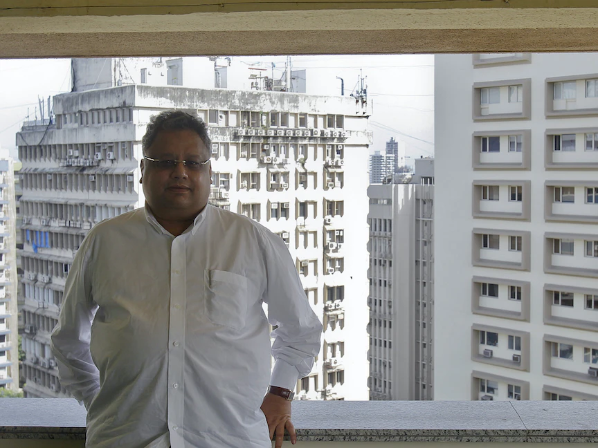 مستثمر الأسهم الهندي Rakesh Jhunjhunwala واقفاً أمام نافذة تطل على الحي المالي في مومباي - 8 يونيو 2012 - REUTERS