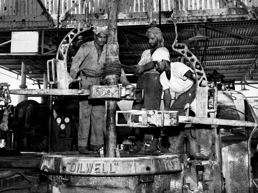 جانب من أعمال استخراج النفط بموقع نفطي في السعودية عام 1952 - Touring Club Italiano/Marka/Univ