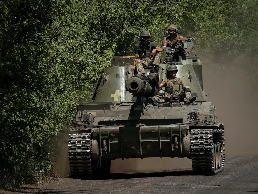 جنود أوكرانيون على متن مدافع "هاوتزر" في منطقة دونيتسك شرق أوكرانيا - 8 يوليو 2022 - REUTERS