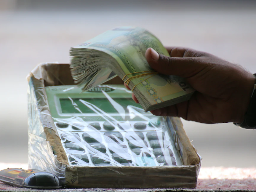 أحد محالات الصرافة في تونس - REUTERS