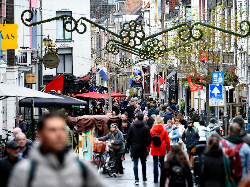 العالم يتخطّى مليون إصابة يومية بكورونا عشية احتفالات رأس السنة