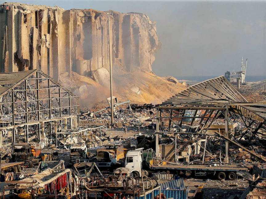 منظر عام يظهر الدمار في موقع انفجار ميناء بيروت بلبنان- 5 أغسطس 2020 - REUTERS