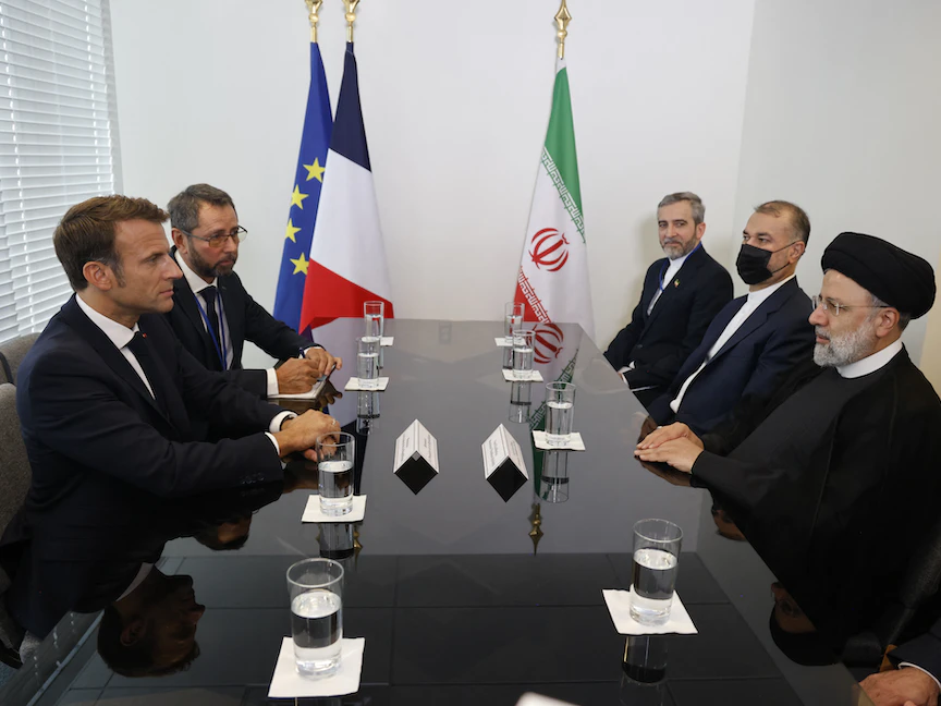 الرئيس الفرنسي إيمانويل ماكرون يعقد اجتماعا ثنائياً مع الرئيس الإيراني إبراهيم رئيسي على هامش الدورة 77 للجمعية العامة للأمم المتحدة في مدينة نيويورك، 20 سبتمبر 2022 - AFP