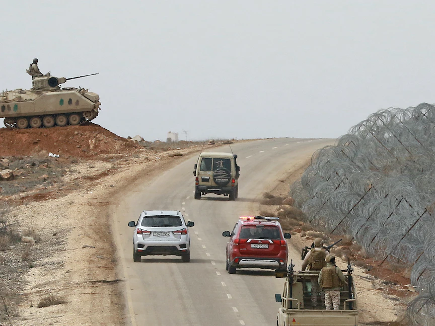 جنود أردنيون خلال تنفيذهم دوريات على الحدود مع سوريا لمنع التهريب، 17 فبراير 2022 - AFP