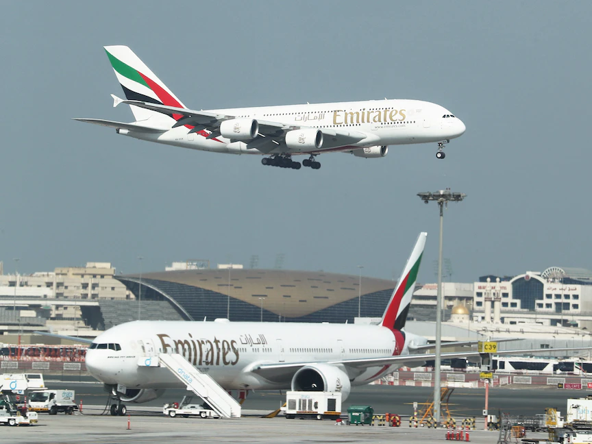 طائرات تابعة لخطوط "الإمارات" الجوية تهبط في مطار دبي - REUTERS