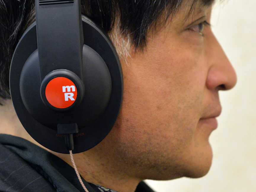 شخص يرتدي سماعات الرأس على أذنيه - AFP