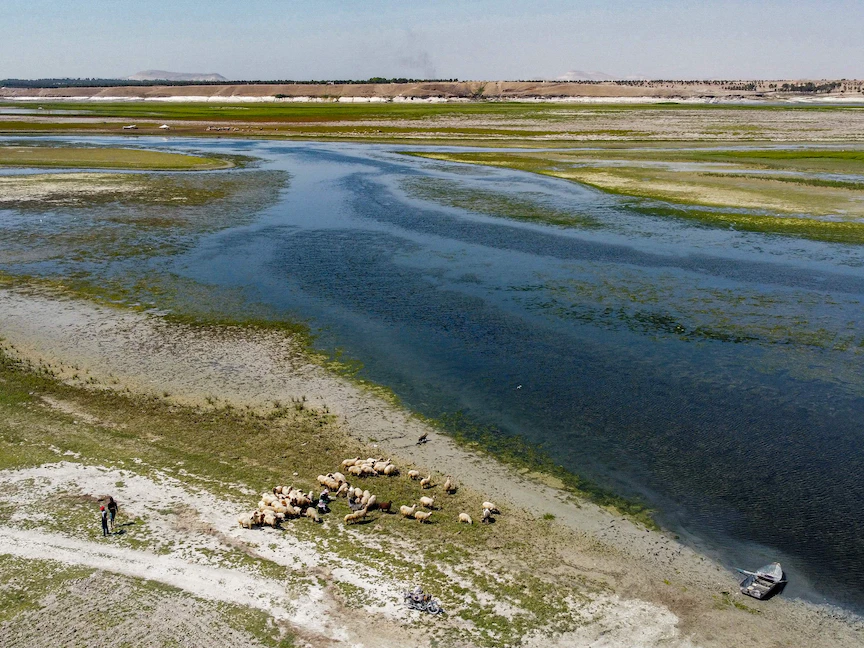 مجرى نهر الفرات بالقرب من بلدة الرميلة شرقي سوريا - 25 / يوليو 2021 - AFP