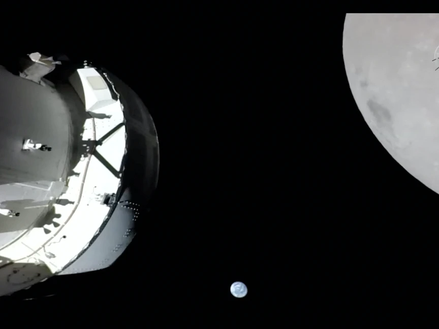 منظر لمركبة أوريون الفضائية والأرض والقمر أثناء تحليقها إلى سطح القمر كجزء من مهمة "أرتيميس 1"-21 نوفمبر 2022 - via REUTERS