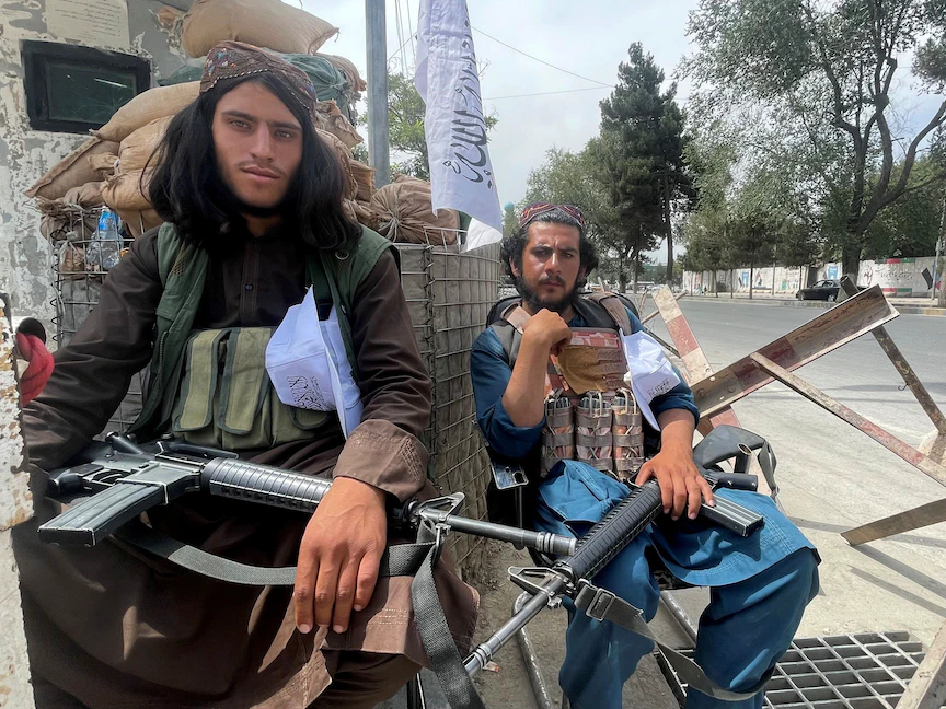 مسلحان من حركة طالبان في نقطة تفتيش بكابول - 17 أغسطس 2021 - REUTERS