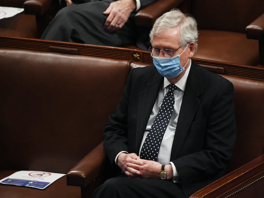 زعيم الأغلبية الجمهورية في مجلس الشيوخ الأميركي ميتش ماكونيل خلال جلسة للكونغرس بعد اقتحام الكابيتول- 6 يناير 2021 - AFP