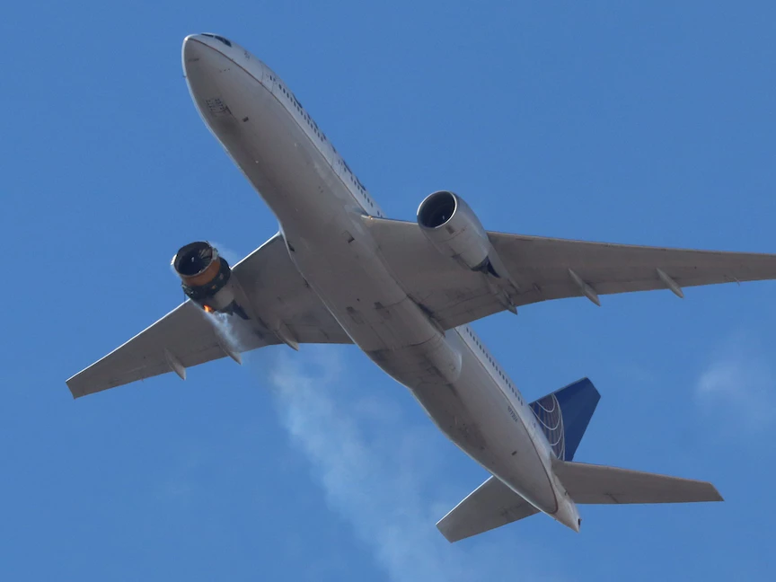 صورة التقطت من على الأرض لطائرة خطوط "يوناتيد إيرلاينز" الأميركية قبيل هبوطها في مطار دنفر الدولي بولاية كولورادو - Twitter/ @tamaskls