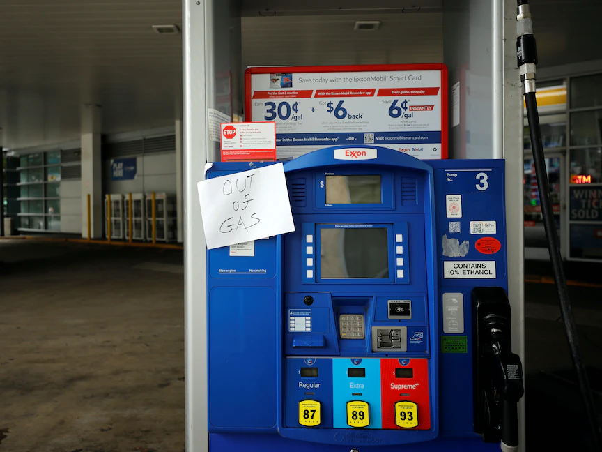 تعطل إحدى محطات الوقود في واشنطن بعد الهجمات الإلكترونية على خط أنابيب شركة "كولونيال" - REUTERS