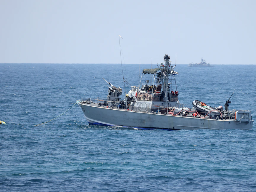 سفينة تابعة للبحرية الإسرائيلية قبالة ساحل رأس الناقورة على الحدود بين إسرائيل ولبنان - 3 يوليو 2022 - AFP